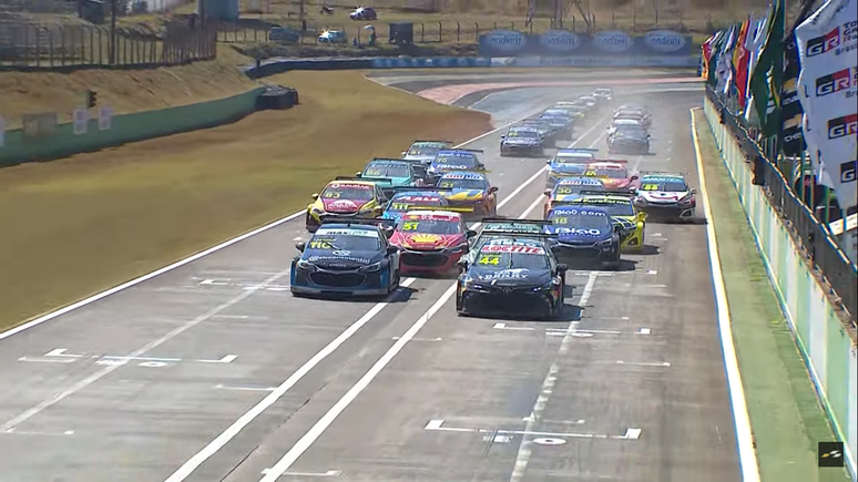 Largada da corrida 2 da Stock Car em Cascavel 