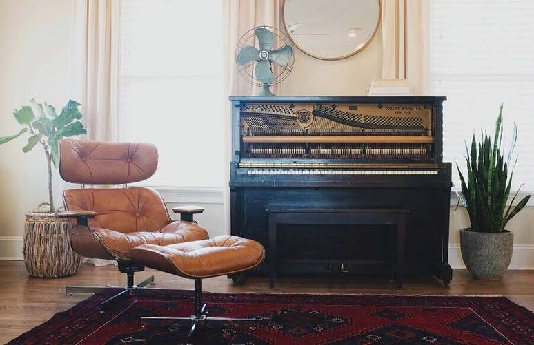 3. Tapete para decoração de apartamento com piano e poltrona confortável – Foto: Pixabay