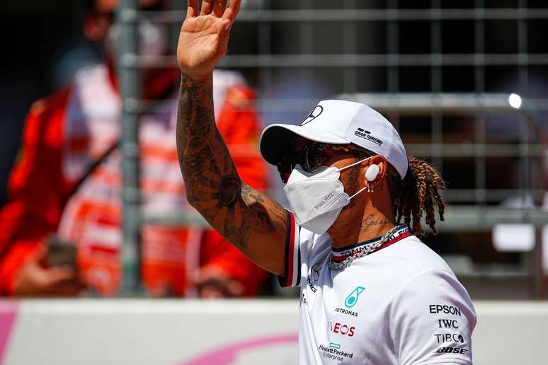 Lewis Hamilton criticou racismo praticado contra jogadores da seleção inglesa
