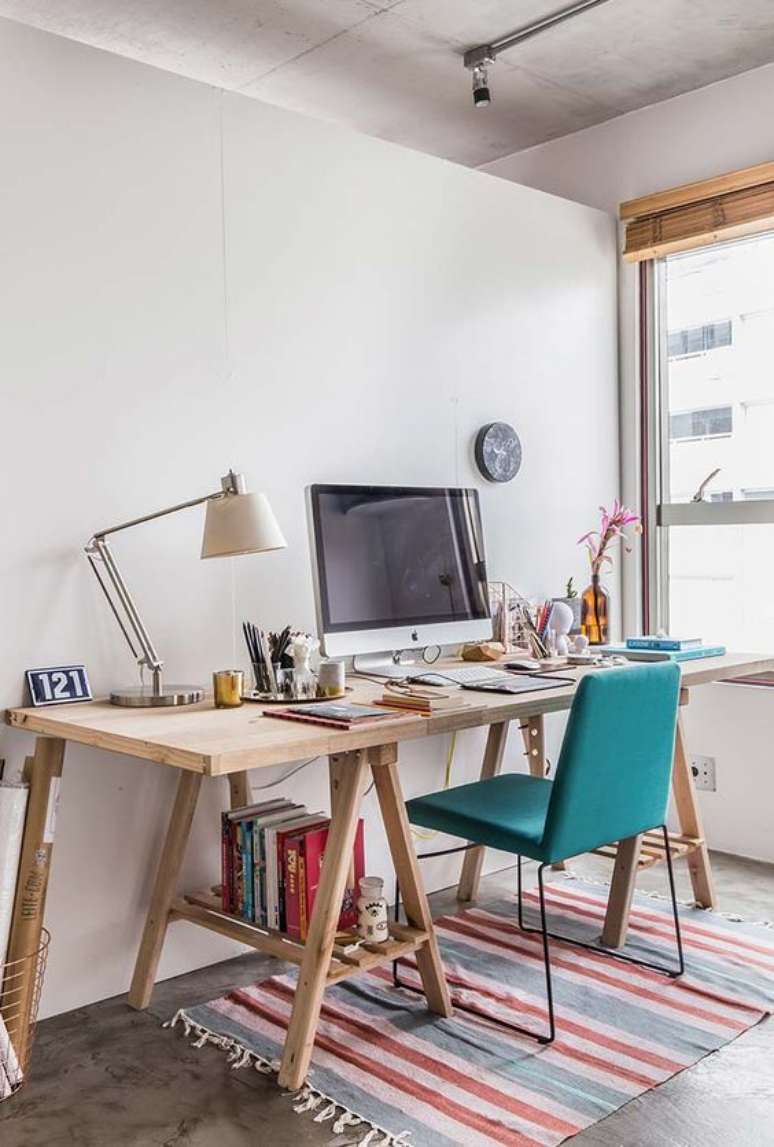 18. Escrit&oacute;rio com mesa de cavalete e cadeira turquesa moderna &ndash; Foto Pinterest