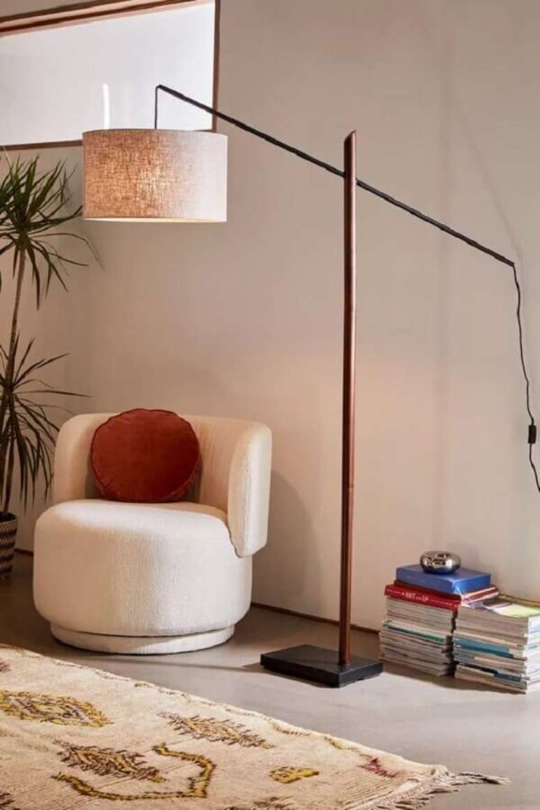 32. Decora&ccedil;&atilde;o com abajur de p&eacute; e poltrona branca pequena moderna &ndash; Foto: Urban Outfitters