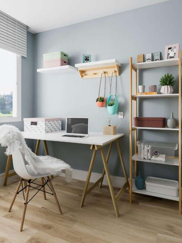 52. Decora&ccedil;&atilde;o com conjunto de mesa e estante para escrit&oacute;rio de madeira &ndash; Foto Pinterest