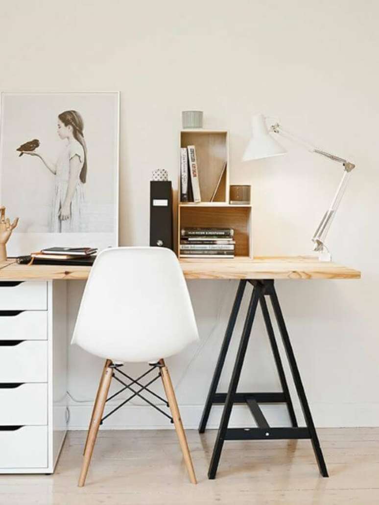 50. Escrit&oacute;rio decorado com mesa cavalete de ferro e gabinete organizador &ndash; Foto Home Inspirations
