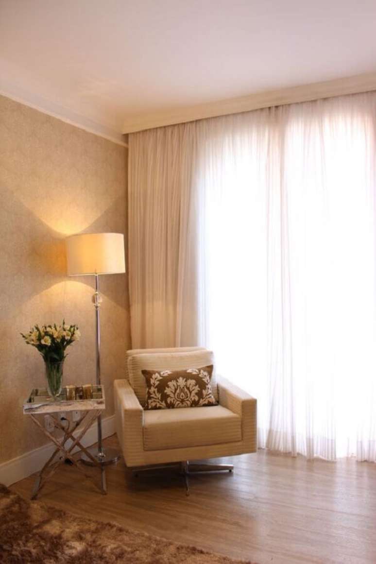45. Decora&ccedil;&atilde;o em cores neutras com abajur de p&eacute; alto para sala &ndash; Foto: Casa de Valentina