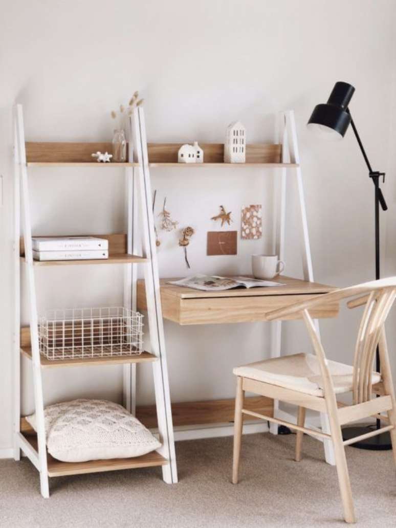 24. Escrivaninha pequena com estante cavalete no home office &ndash; Foto OkChicas