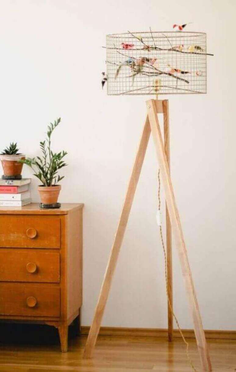 55. Modelo simples de abajur de p&eacute; de madeira &ndash; Foto: Etsy