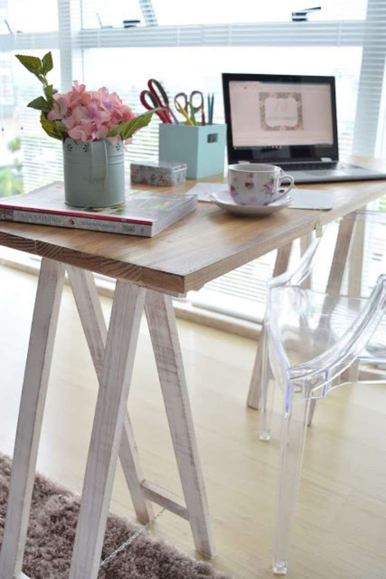 20. Escrivaninha com cavalete de madeira branca – Foto Lar decor Amado