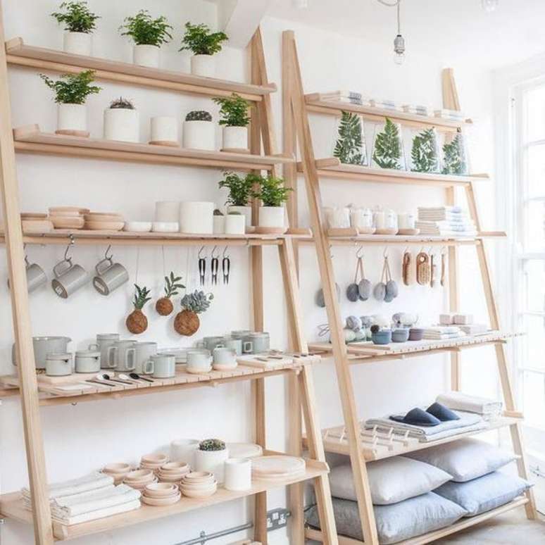 15. Decora&ccedil;&atilde;o com estante cavalete de madeira &ndash; Foto Twitter