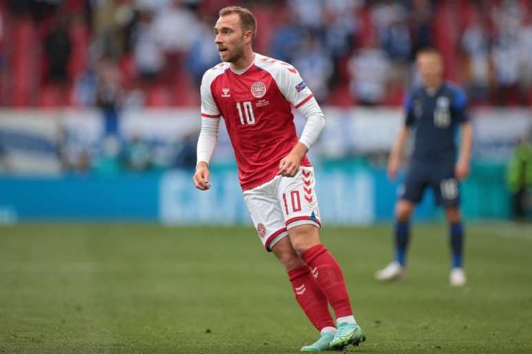 Eriksen só atuou em parte do primeiro tempo na estreia da Dinamarca na Euro (Foto: HANNAH MCKAY / POOL / AFP)