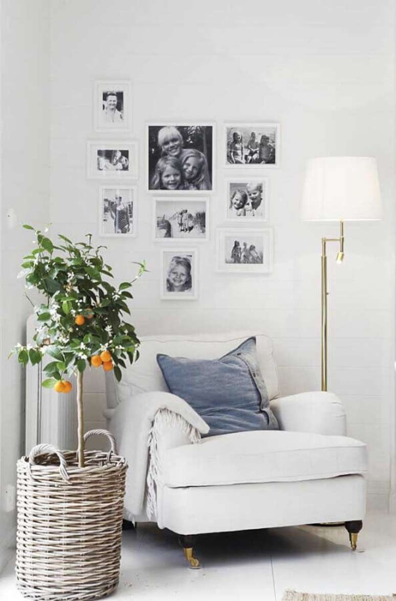 28. Cantinho de leitura todo branco decorado com abajur de p&eacute; &ndash; Foto: Pinterest