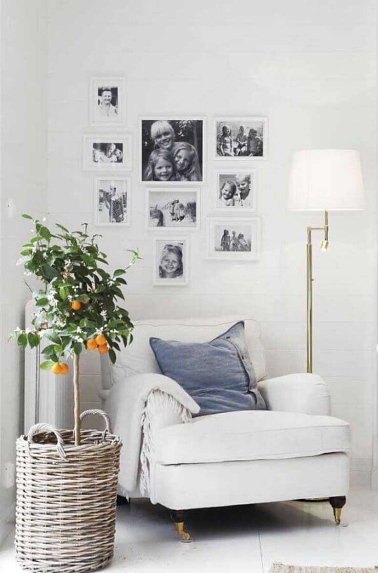 28. Cantinho de leitura todo branco decorado com abajur de pé – Foto: Pinterest