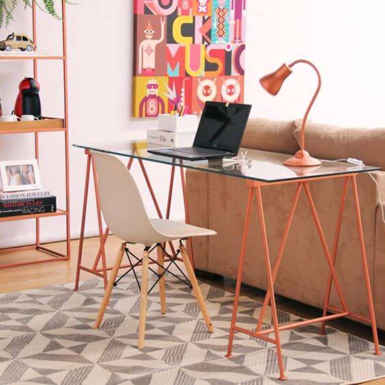 3. Sala de estar com mesa de escrit&oacute;rio de vidro e cadeira eames branca &ndash; Foto Enjoy Mind