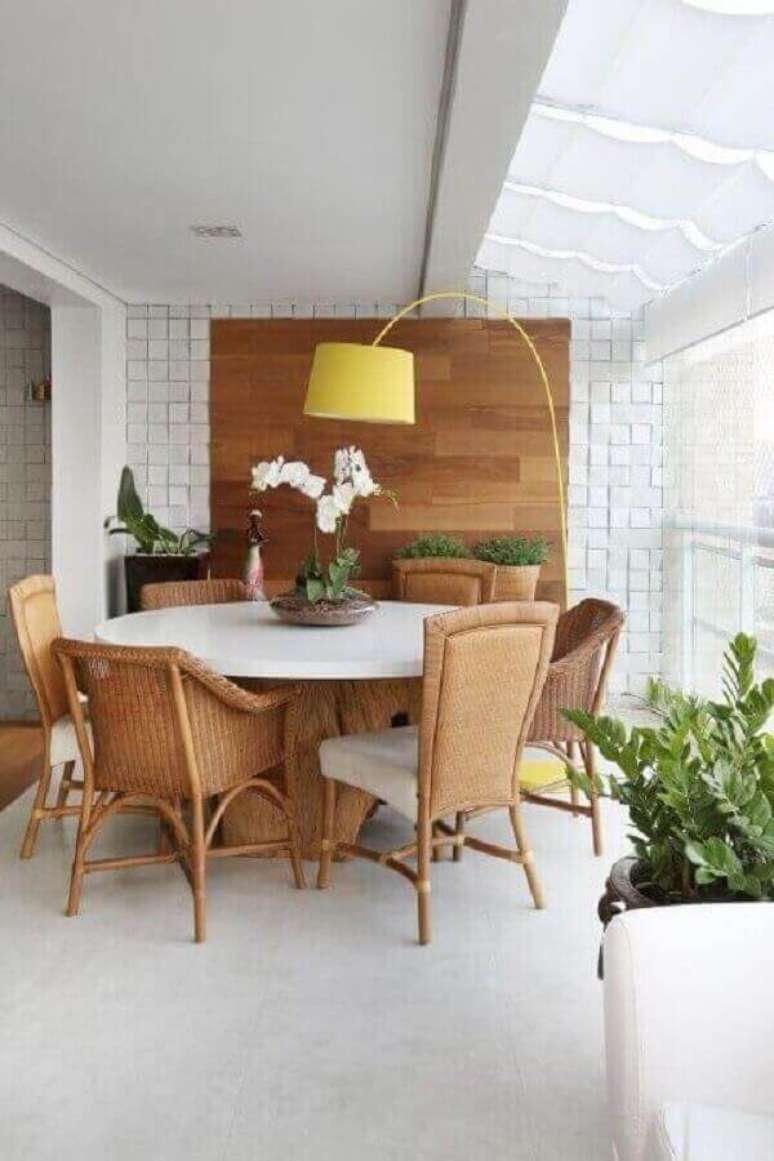 8. Abajur de p&eacute; amarelo para decora&ccedil;&atilde;o de varanda branca com mesa redonda &ndash; Foto: Studio Novak