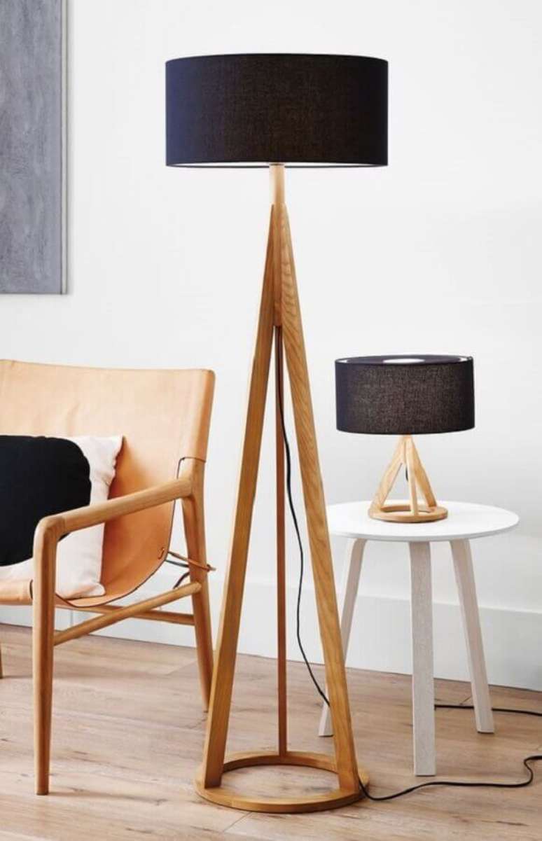 30. Decora&ccedil;&atilde;o clean com poltrona e abajur de p&eacute; de madeira &ndash; Foto: Anthropologie