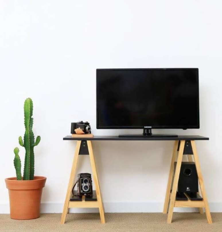 43. Sala de estar r&uacute;stica com rack de cavalete &ndash; Foto Veromobili