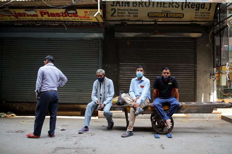 Lojistas aguardam para abrir suas lojas em área comercial após as autoridades aliviarem as restrições de lockdown em Nova Délhi, Índia
07/06/2021 REUTERS/Adnan Abidi