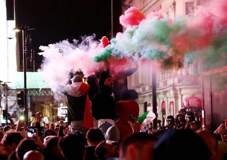 Torcedores da Itália celebram conquista da Eurocopa 2020 em Londres, Reino Unido
12/07/2021 REUTERS/Henry Nicholls 