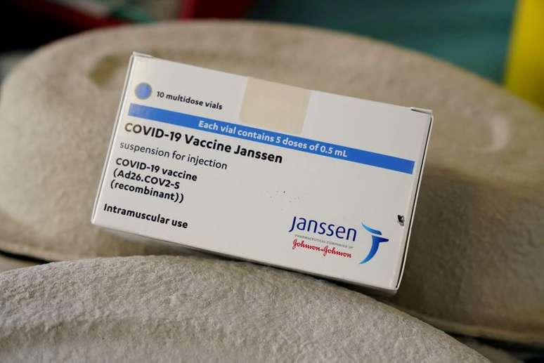 Caixa com doses de vacina da Janssen contra a covid-19
REUTERS/Vincent West