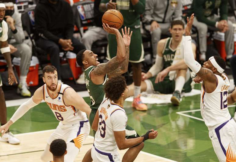 Jeff Teague, do Milwaukee Bucks, tenta jogada contra Phoenix Suns