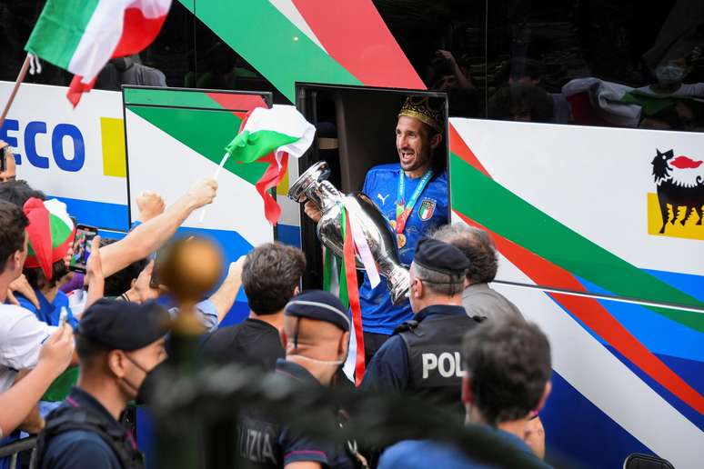 Chiellini desce do ônibus com o título da Eurocopa