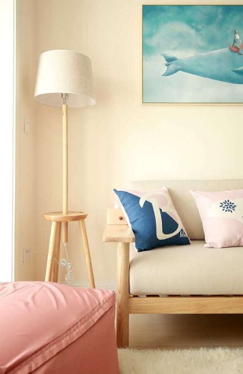 27. Abajur de pé para sala simples decorada em cores claras – Foto: Pinterest