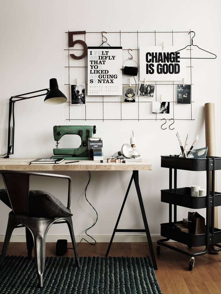 19. Escrivaninha com cavalete e máquina de costura – Foto Gazeta do Povo