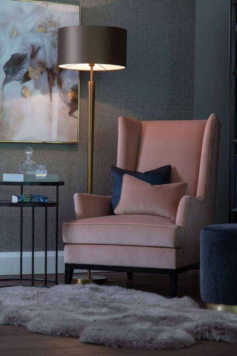 7. Abajur de pé para cantinho de leitura decorado com poltrona rosa – Foto: The Sofa & Chair Company