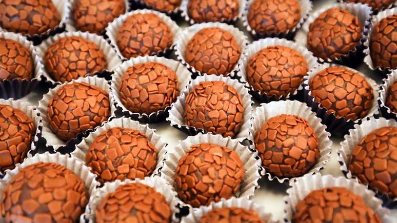 O brigadeiro é uma das receitas mais populares com o leite condensado no Brasil