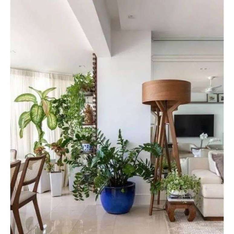 36. Decoração com abajur de pé para sala de apartamento integrada com varanda – Foto: Pinterest