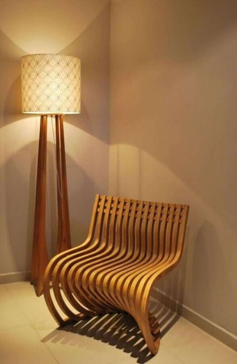 41. Decora&ccedil;&atilde;o com poltrona moderna e abajur de p&eacute; de madeira para sala em cores neutras &ndash; Foto: Projetica Design e Arquitetura