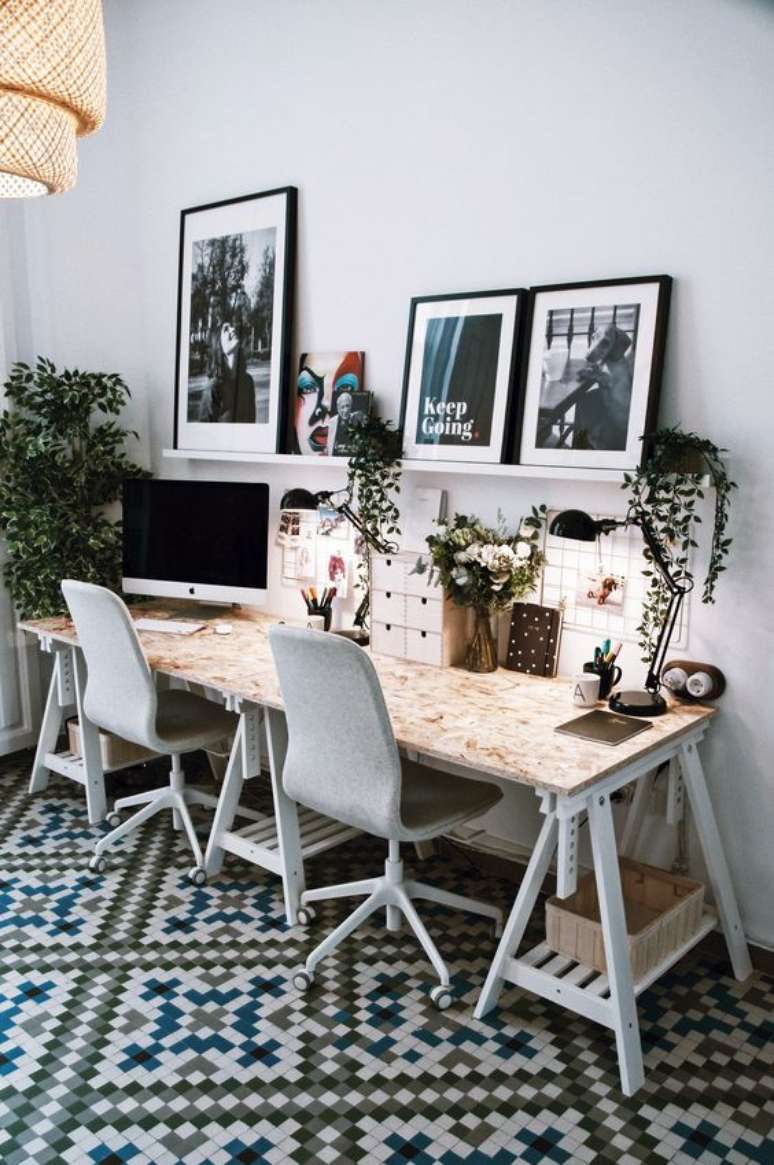 60. Sala com cavalete e cadeira para escritório – Foto Style Lovely