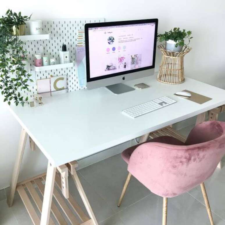 48. Home office com mesa de caveletes simples &ndash; Foto Pinterest
