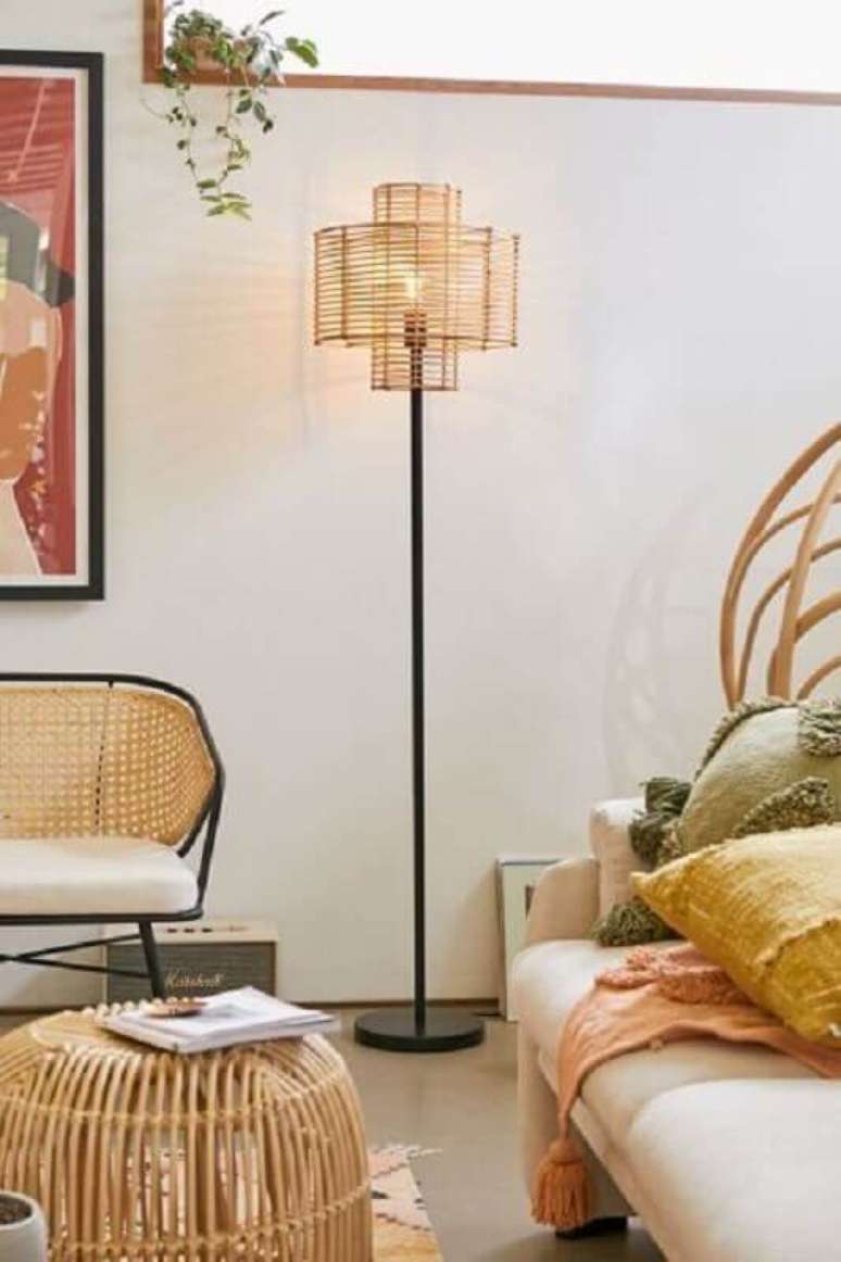 62. Sala simples decorada com abajur de pé diferente – Foto: Urban Outfitters