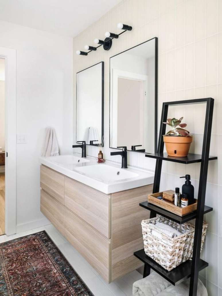 66. Banheiro com estante cavalete preta &ndash; Foto Iluminate Vintage