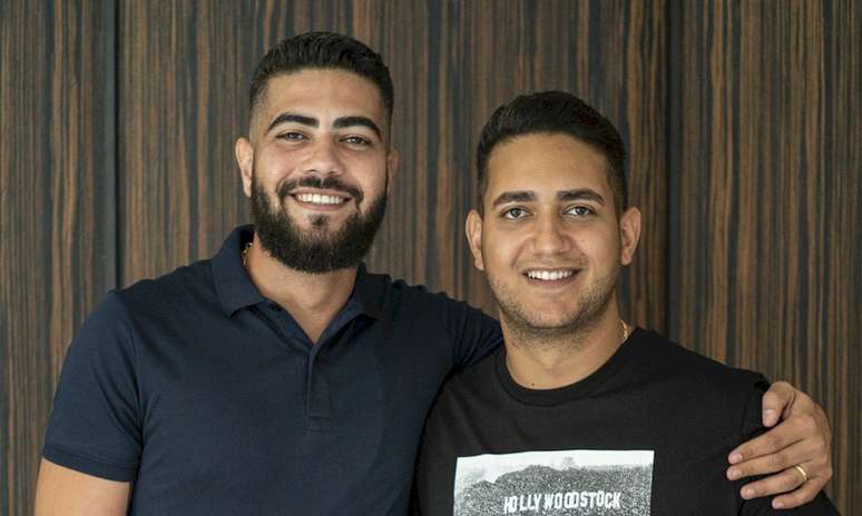 A dupla Henrique e Juliano, primeiros contratados da Virgin.