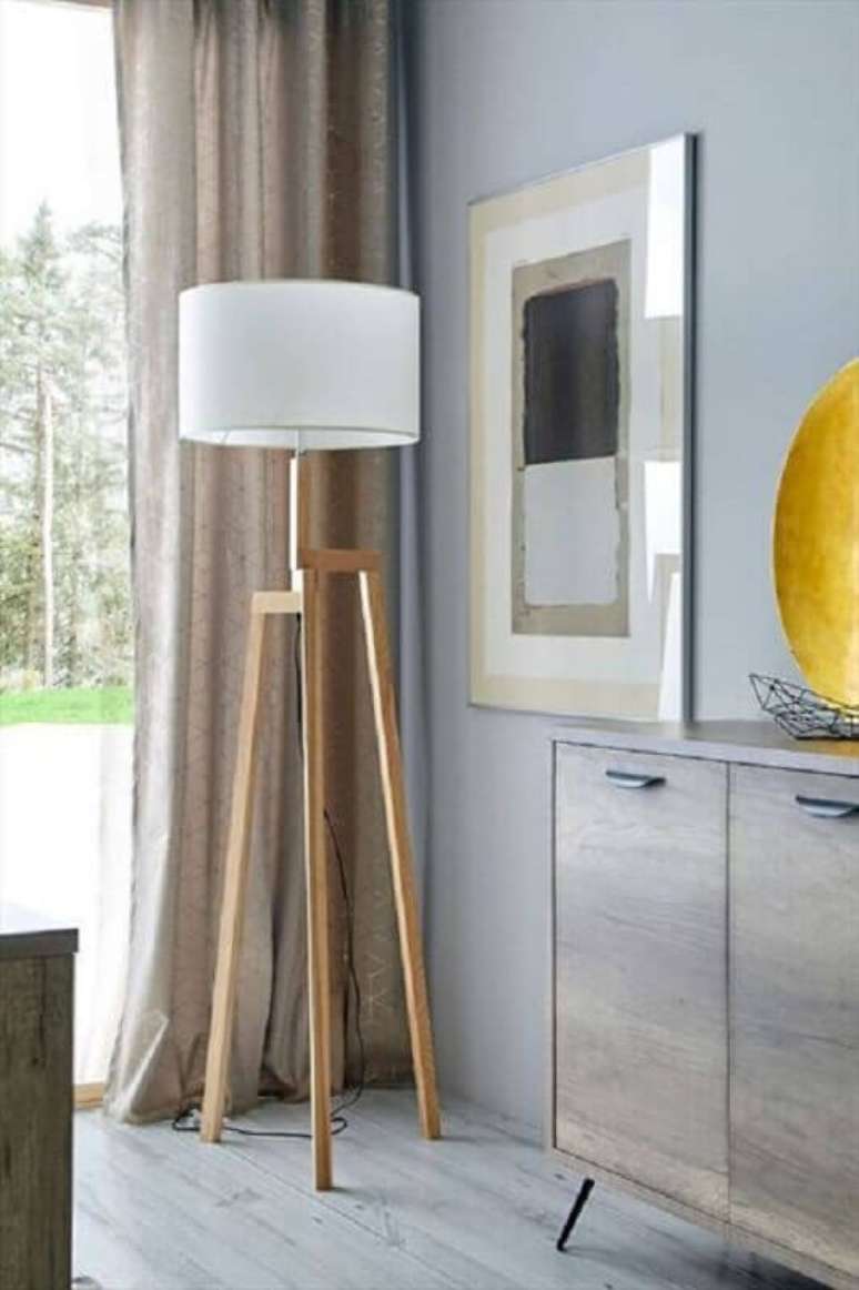 31. Decora&ccedil;&atilde;o com abajur de p&eacute; de madeira e c&uacute;pula branca &ndash; Foto: Pinterest