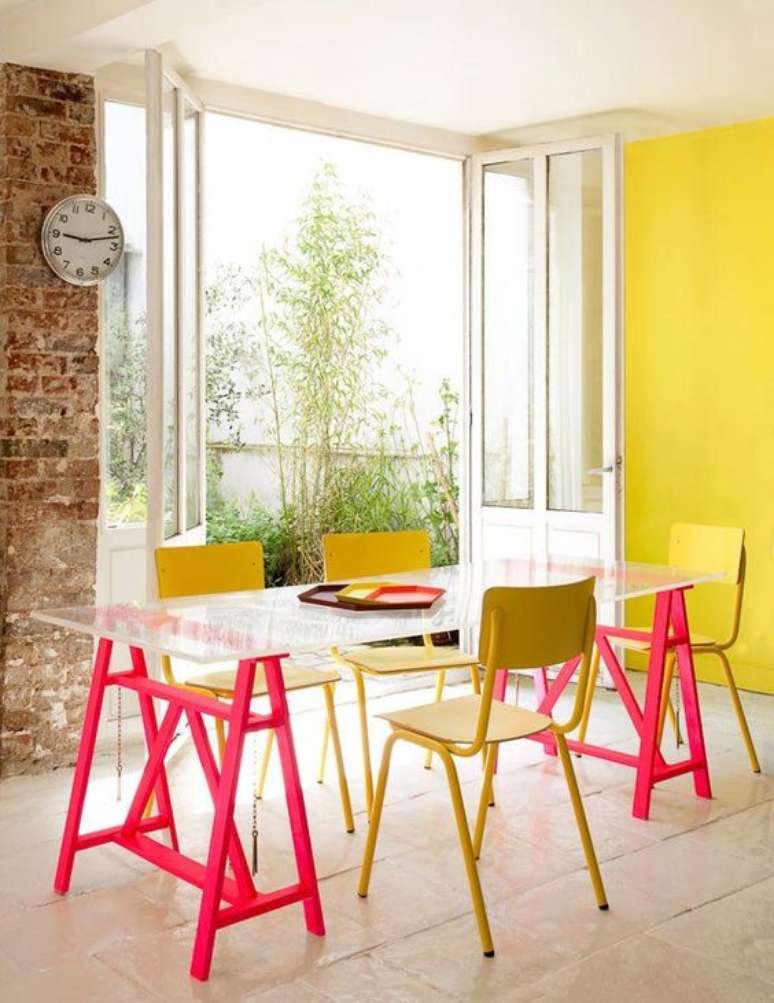 58. Mesa de jantar de vidro com estrutura de cavalete pink -Foto Reciclar e decorar