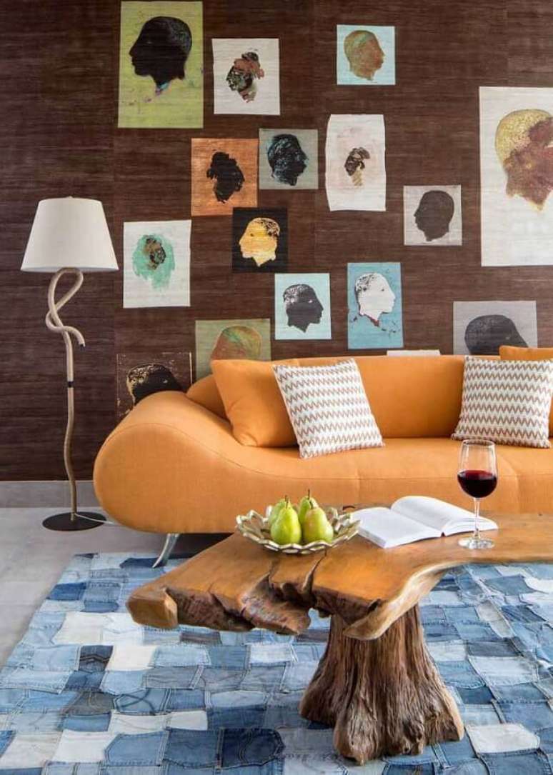 26. Abajur de pé para sala moderna decorada com sofá laranja e mesa de centro rústica – Foto: Houzz