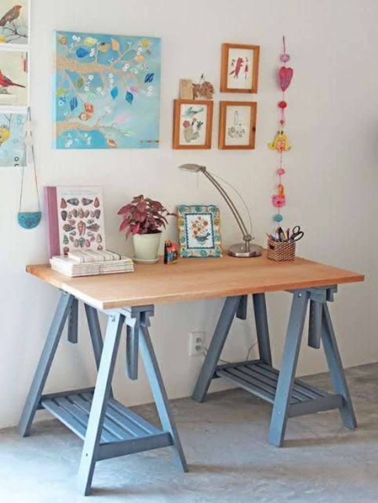 33. Mesa com cavalete azul e tampo de madeira – Foto Pinterest