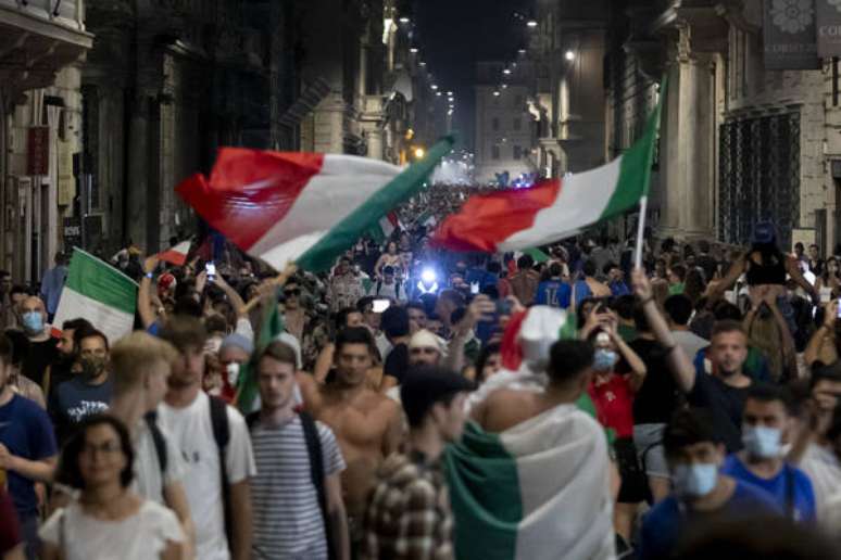 Festa nas ruas de Roma após conquista da Eurocopa