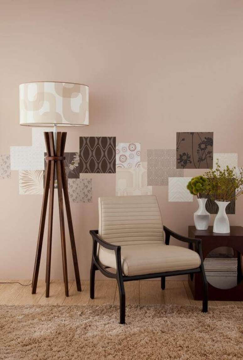48. Decora&ccedil;&atilde;o em tons de bege com abajur de p&eacute; de madeira &ndash; Foto: Pinterest