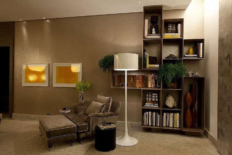 12. Abajur de p&eacute; branco para decora&ccedil;&atilde;o de sala em cores neutras &ndash; Foto: Denise Barretto