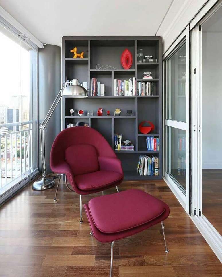 63. Varanda decorada com poltrona confort&aacute;vel e abajur de p&eacute; moderno &ndash; Foto: Home Fashion Trend