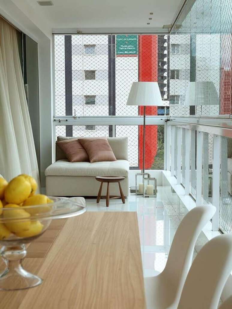 38. Decora&ccedil;&atilde;o com abajur de p&eacute; para varanda de apartamento &ndash; Foto Vivian Coser