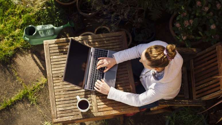 Mulhe trabalhando no jardim