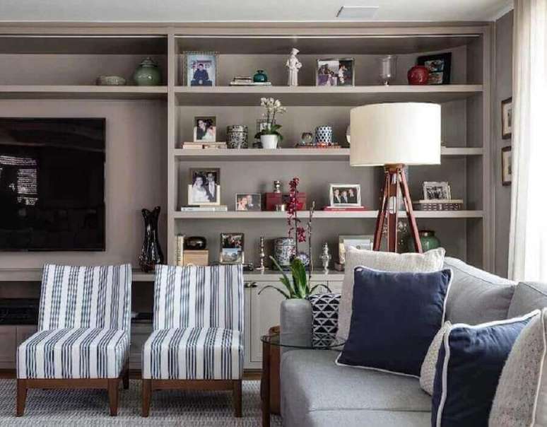 25. Abajur de p&eacute; para sala moderna decorada com estante cinza planejada &ndash; Foto: Marina Linhares Interiores