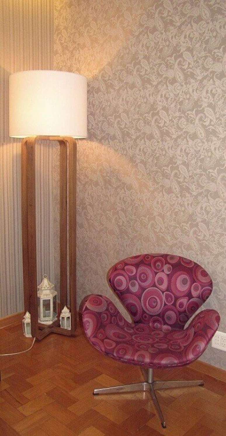 52. Decora&ccedil;&atilde;o simples com poltrona estampada e abajur de p&eacute; alto &ndash; Foto: Danielly Porcina