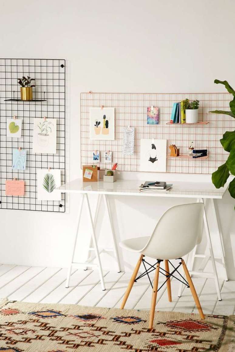 23. Escrivaninha pequena com cavalete e cadeira branca – Foto Pinterest
