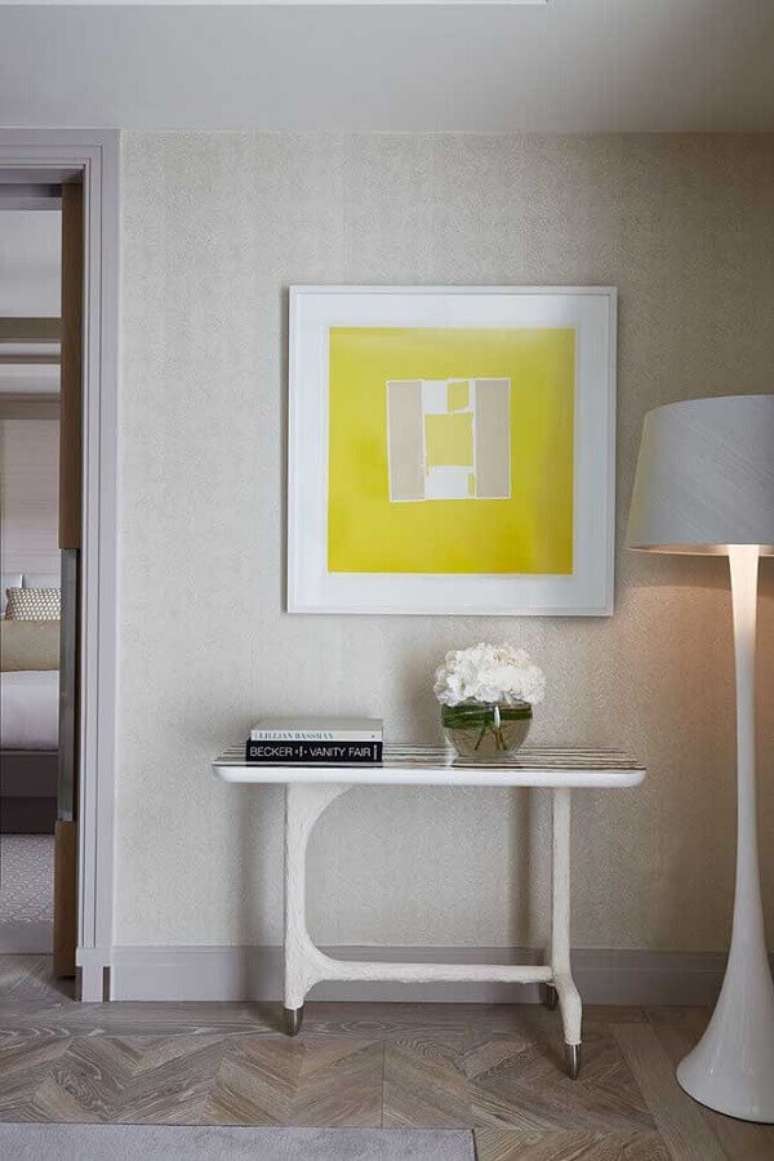 29. Decora&ccedil;&atilde;o clean com aparador pequeno e abajur de p&eacute; alto branco &ndash; Foto: Pinterest