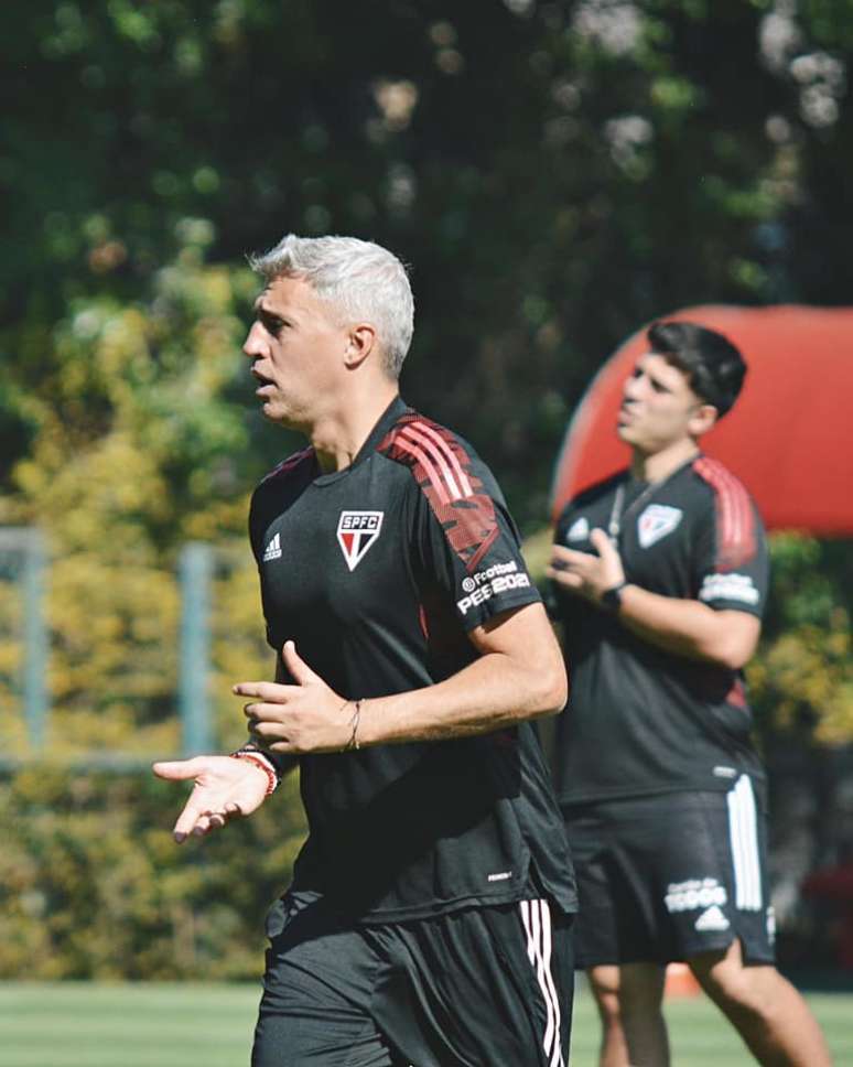 Crespo comanda o treino do São Paulo nesta segunda-feira no CT da Barra Funda